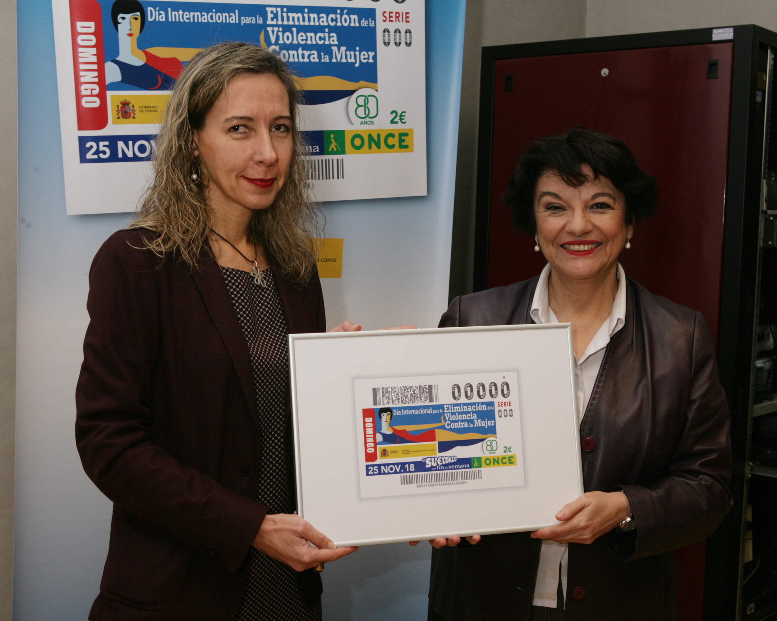 Patricia Sanz y Soledad Murillo muestran el cupón dedicado
