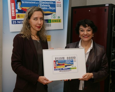 Patricia Sanz y Soledad Murillo muestran el cupón dedicado