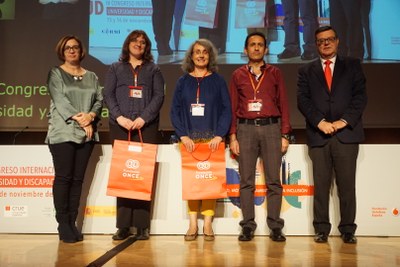 Ponentes y panelista premiados en el Congreso, flanquedos por Isabel Martínez Lozano y José Luis Martínez Donoso