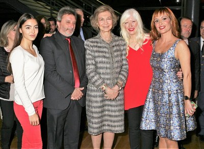 Doña Sofía, con las presentadoras del acto (a la derecha) y los actores que intervienen en los vídeos de la gala