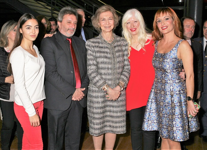 Doña Sofía, con las presentadoras del acto (a la derecha) y los actores que intervienen en los vídeos de la gala