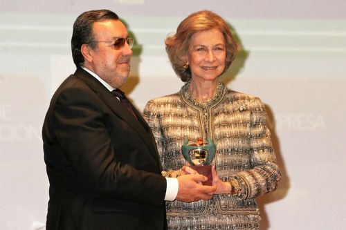 Doña Sofía recoge el galardón de manos de Miguel Carballeda