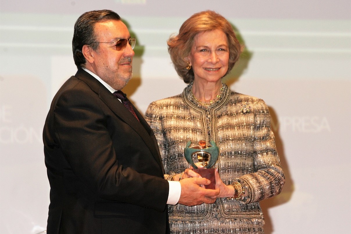 Doña Sofía recoge el galardón de manos de Miguel Carballeda