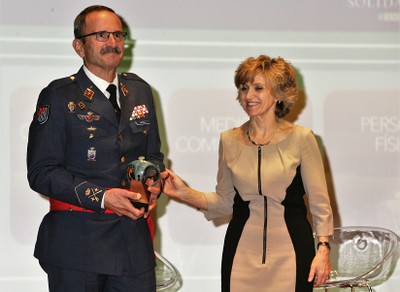 El general Gimeno muestra el trofeo del que le hace entrega la ministra María Luisa Carcedo