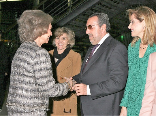 El presidente Carballeda recibe a la reina a su llegada en presencia de la ministra de Sanidad (en el centro)