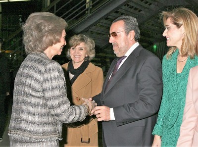 El presidente Carballeda recibe a la reina a su llegada en presencia de la ministra de Sanidad (en el centro)