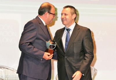 El presidente de Manos Unidas (a la izquierda) recoge el galardón de manos del presidente del Consejo Territorial de ONCE Madrid, Luis Miguel López