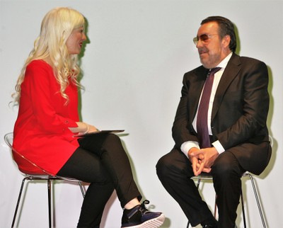 La copresentadora del acto Patty Bonet conversa con el presidente Carballeda durante la gala 