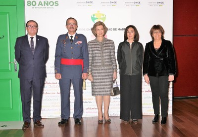 La reina posa con los otro cuatro premiados