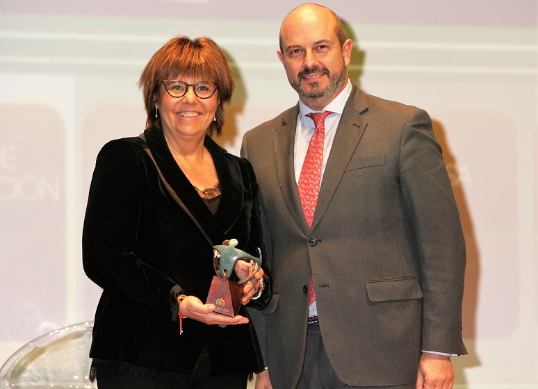 María Escario recoge el premio que le entregó Pedro Rollán, vicepresidente de la Comunidad de Madrid