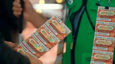 Un vendedor expende cupones del Sorteo Extraordinario de Navidad