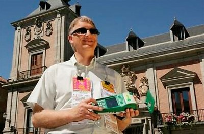 Un vendedor sonriente mostrando sus productos de juego