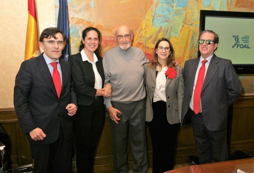 Adolfo Jiménez, en el centro, junto a responsables y patronos de FOAL