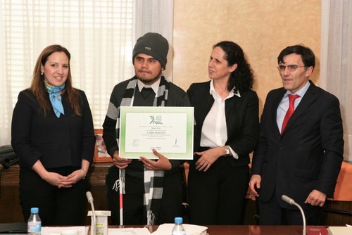 Ariel muestra su diploma del premio