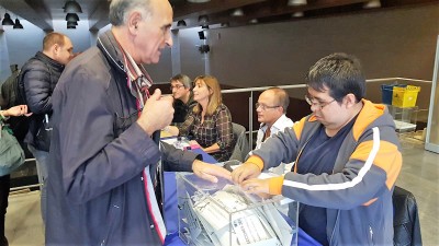 Un afiliado votando en Barcelona