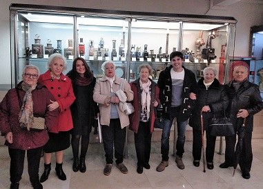 El grupo de usuarios de Teleasistencia de Madrid, con dos técnicos de ILUNION Sociosanitario, tras disfrutar de la película