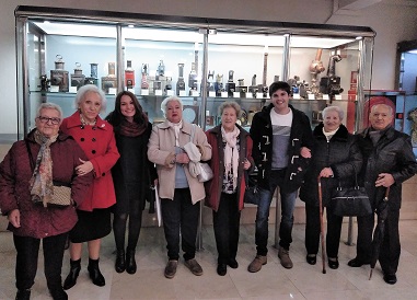 El grupo de usuarios de Teleasistencia de Madrid, con dos técnicos de ILUNION Sociosanitario, tras disfrutar de la película