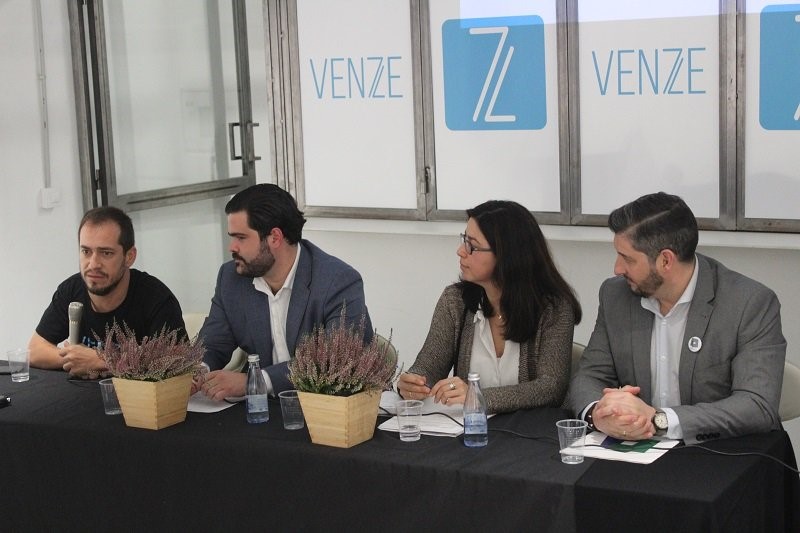 El Langui (a la izquierda) en la mesa de presentación, junto a los impulsores de la app VENZE