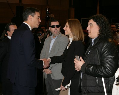 Pedro Sánchez saluda a parte del equipo del Centro de Investigación, Desarrollo y Aplicación Tiflotécnica (CIDAT)