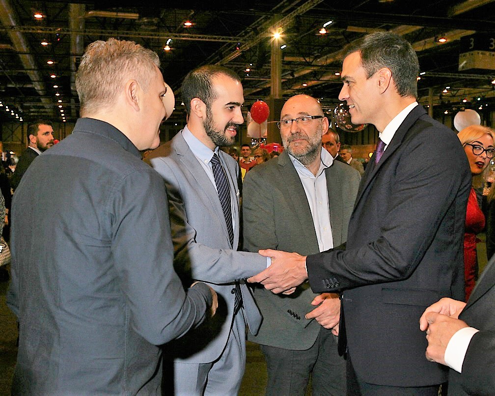 El presidente saluda a representantes del colectivo de personas con sordoceguera