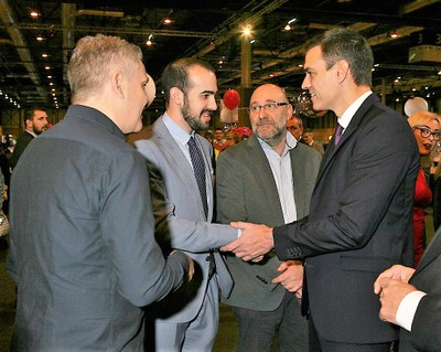 El presidente saluda a representantes del colectivo de personas con sordoceguera