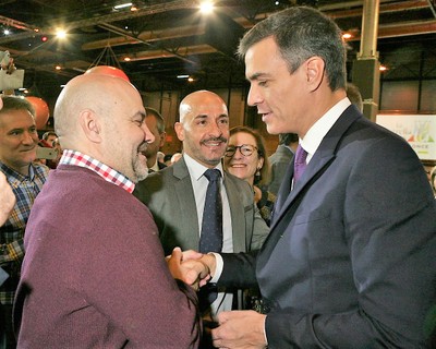 Luis Cayo Pérez, presidente del CERMI, saluda al presidente del Gobierno