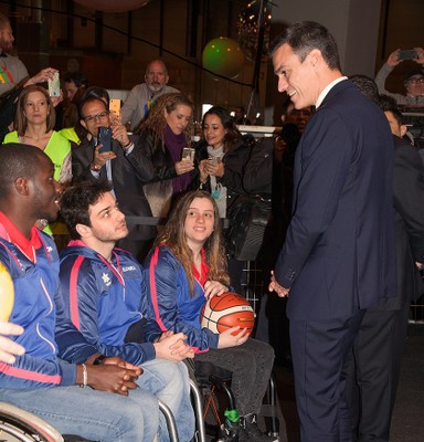 Sánchez con jóvenes deportistas paralímpicos