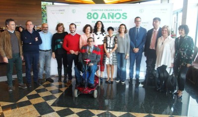 Foto de familia de responsables e invitados a la fiesta en La Rioja