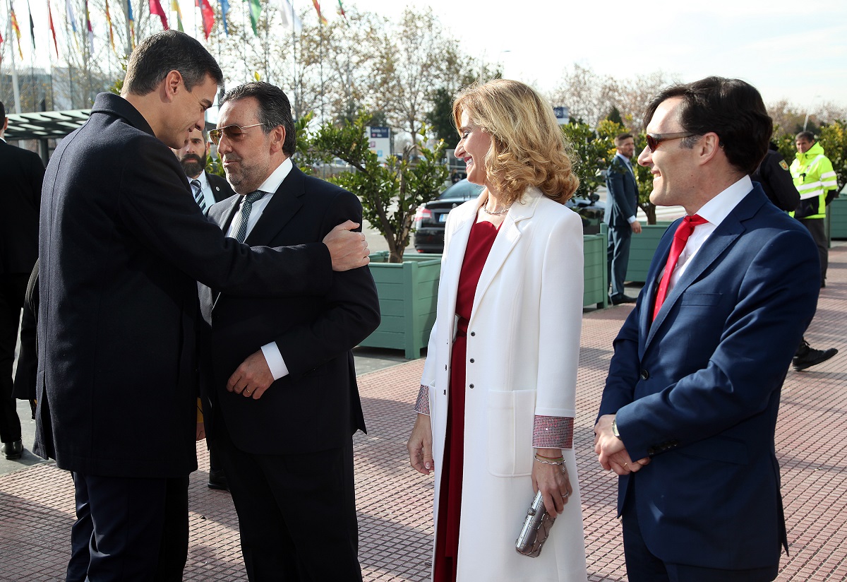 Los responsables de la ONCE saludan al presidente del Gobierno a su llegada al recinto de IFEMA