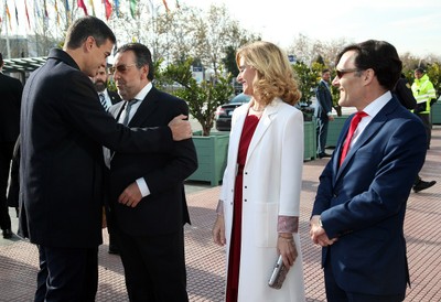Los responsables de la ONCE saludan al presidente del Gobierno a su llegada al recinto de IFEMA