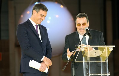 Miguel Carballeda entrega un cupón al presidente del Gobierno