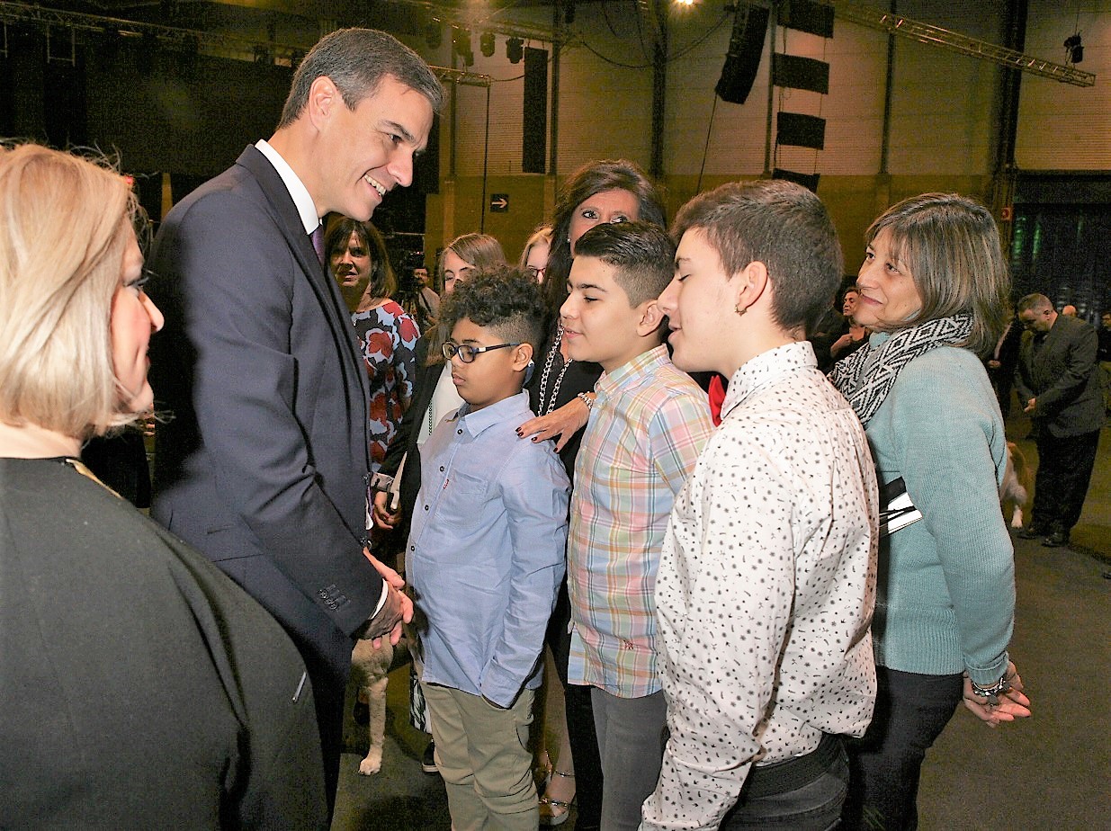 Sánchez saluda a un grupo de niños afiliados del CRE de Madrid, junto a sus profesoras y la directora del centro