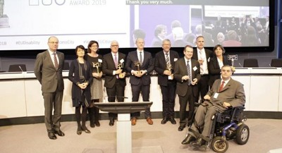 Foto de familia de los premiados con el jurado de los premios 