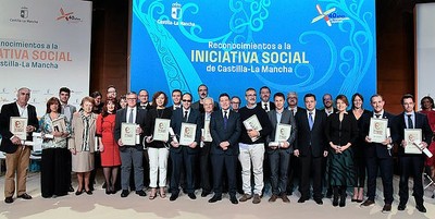 Foto de familia de los premiados sobre el escenario del Palacio de Congresos de Albacete
