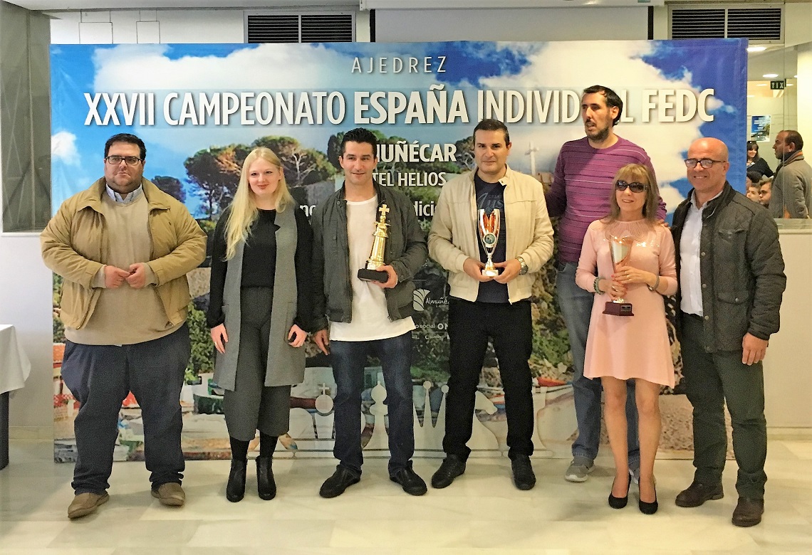 Foto de familia de los triunfadores en Almuñécar