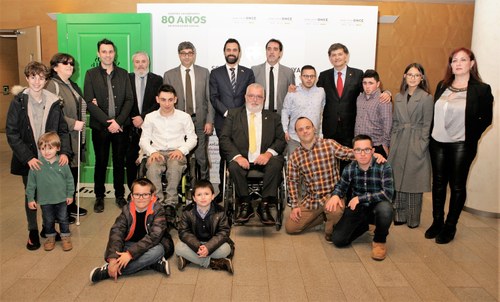 Foto de familia de premiados y autoridades en los Solidarios Cataluña