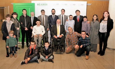 Foto de familia de premiados y autoridades en los Solidarios Cataluña