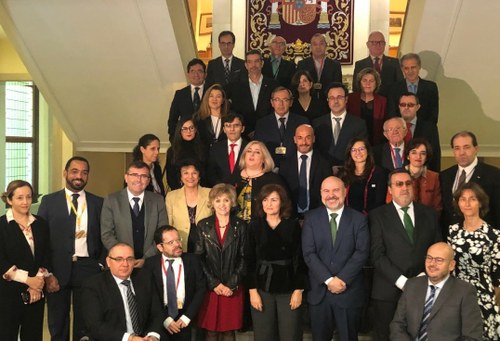 Foto de familia del CERMI en la escalinata interior de La Moncloa 