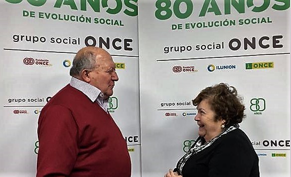 Jesús y Esperanza conversan durante su encuentro en la Territorial de la ONCE en Andalucía