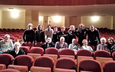 Los residentes de La Solana posan, al término de la representación, con los miembros del grupo 'La Ruina'
