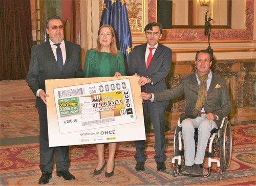 Miguel Carballeda, Ana Pastor, Alberto Durán e Ignacio Tremiño, muestran la copia del cupón dedicado