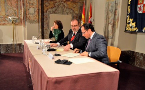 Pérez Blanco (a la derecha) y Fernando Rey suscriben el convenio, en presencia de Mª Pilar González