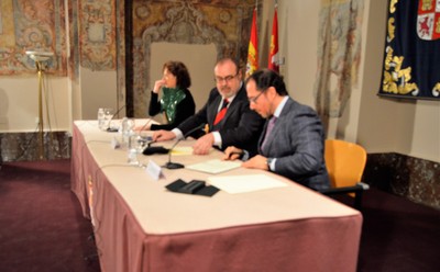 Pérez Blanco (a la derecha) y Fernando Rey suscriben el convenio, en presencia de Mª Pilar González
