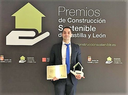 Roberto Torena fotografiado con el galardón concedido en Castilla y León