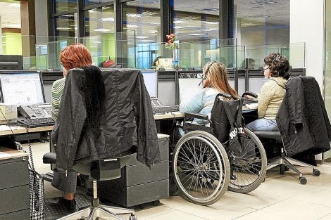 Trabajadores con discapacidad en silla de ruedas