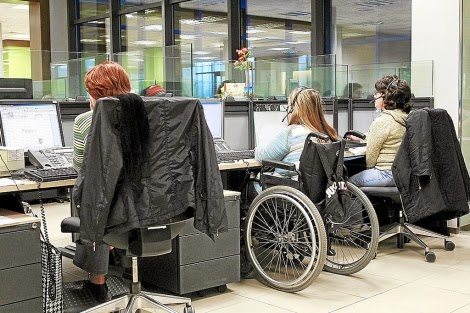 Trabajadores con discapacidad en silla de ruedas