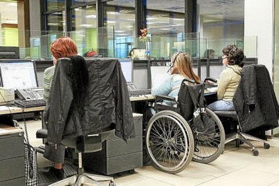 Trabajadores con discapacidad en silla de ruedas