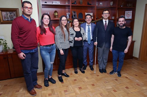 Andrés Ramos y Bárbara Palau con el grupo de jóvenes que realizan el programa en Madrid