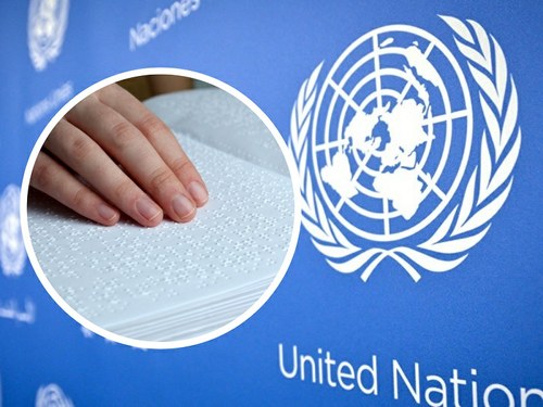 Collage de imágenes. Manos leyendo braille sobre fondo de logotipo de la ONU.