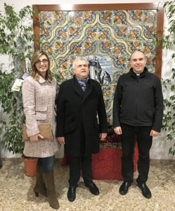 De izquierda a derecha, la directora de la ONCE en Lliria, el presidente del Consejo Territorial y el director del colegio